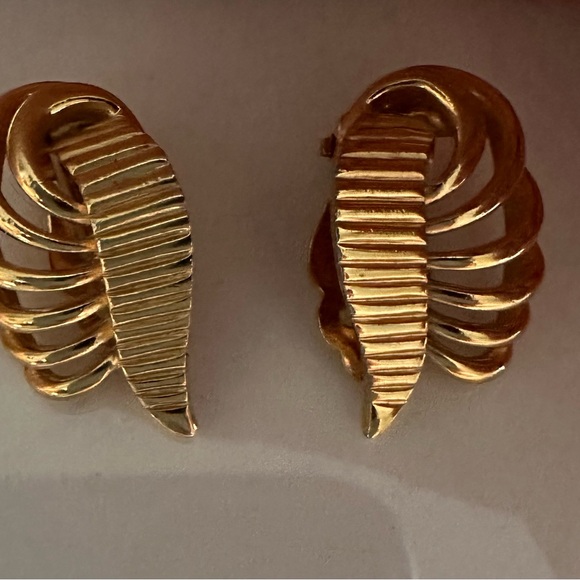 Nina Ricci Gold Plated Leaf Earrings - Picture 1 of 3